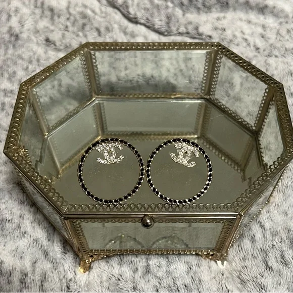 🚫SOLD🚫🌺🌸CHANEL XL CC Logo Leather Hoop Earrings in Gold Tone Hardware🌸🌺 - Picture 7 of 8